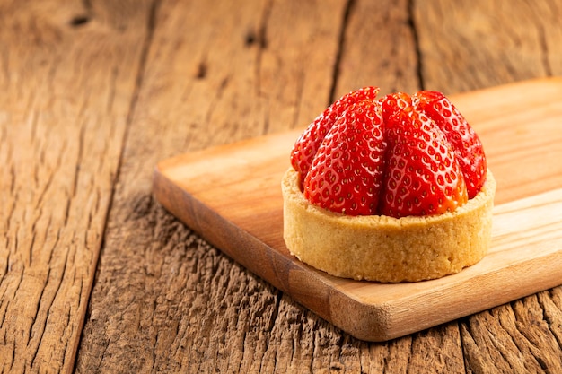 Savoureuse tartelette aux fraises sur la table