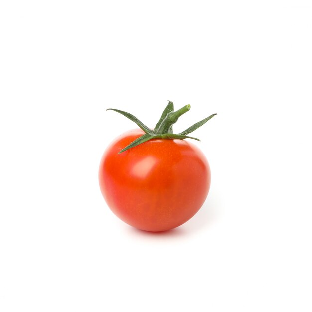 Savoureuse tomate rouge isolée sur fond blanc