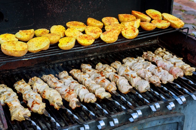 Savoureuse viande grillée avec pommes de terre et brochettes de viande