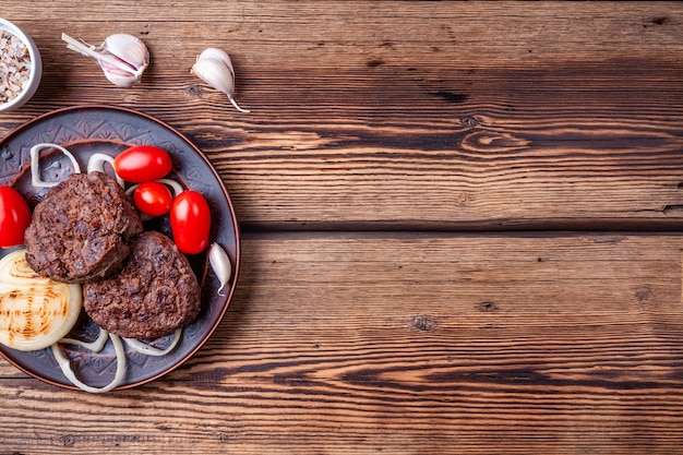 Savoureuse viande de hamburger grillée avec des légumes