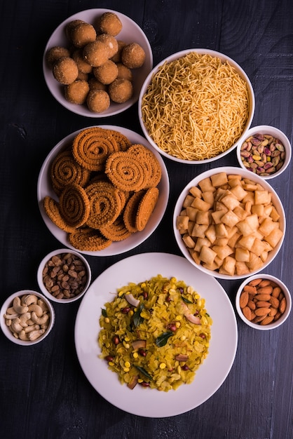 Savoureuses collations ou sucreries faites maison de Diwali avec des fruits secs dans des bols blancs, recette préférée de l'Inde en particulier dans le Maharashtra