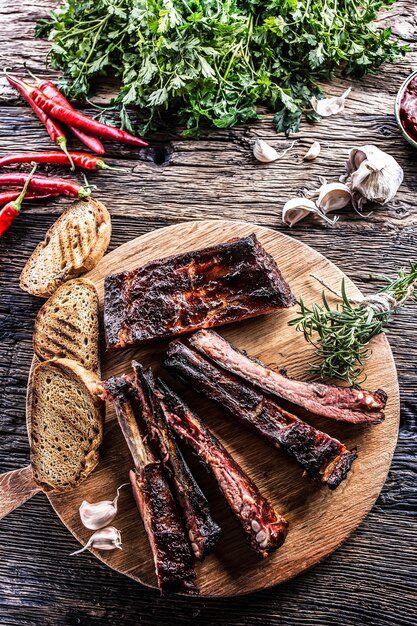 Savoureuses côtes de porc grillées au barbecue avec des piments forts et des herbes de persil.