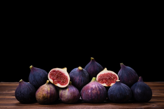 Savoureuses figues sur fond noir. Vue de dessus. Des tranches.