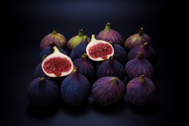 Savoureuses figues sur fond noir