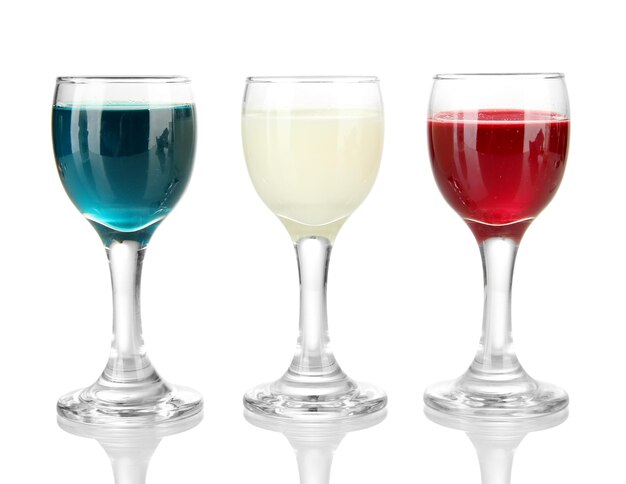 Savoureuses liqueurs de couleur isolées sur blanc