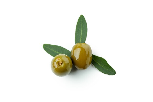 Savoureuses olives vertes isolées sur fond blanc isolé