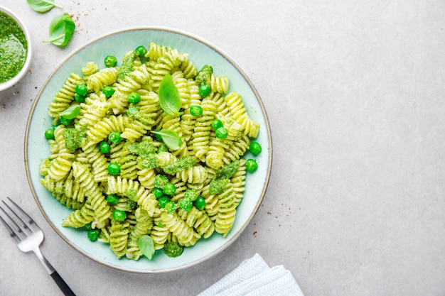 Savoureuses pâtes au pesto sur assiette