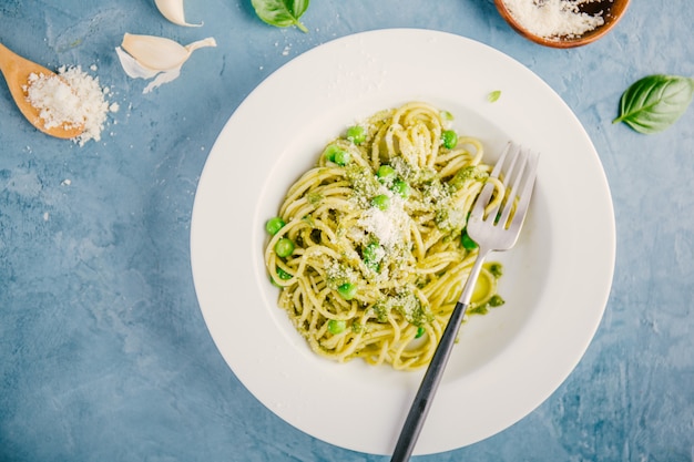 Savoureuses pâtes au pesto servies sur assiette