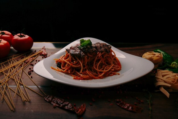 Savoureuses pâtes italiennes classiques appétissantes avec une délicieuse sauce