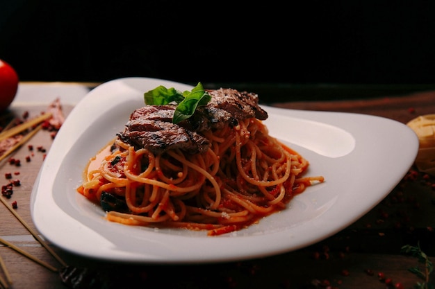 Savoureuses pâtes italiennes classiques appétissantes avec une délicieuse sauce