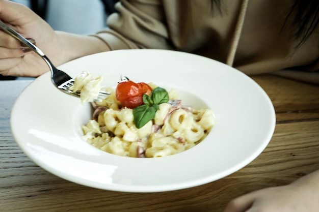 Savoureuses pâtes italiennes classiques appétissantes avec une délicieuse sauce