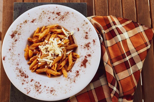 Savoureuses pâtes italiennes classiques appétissantes avec une délicieuse sauce