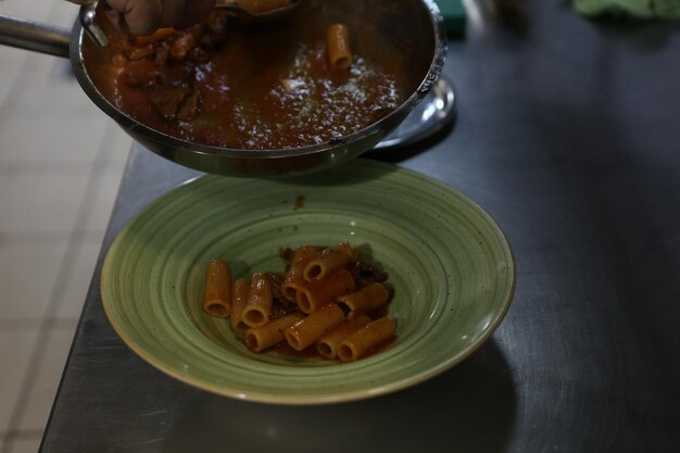 Savoureuses pâtes italiennes classiques appétissantes avec une délicieuse sauce