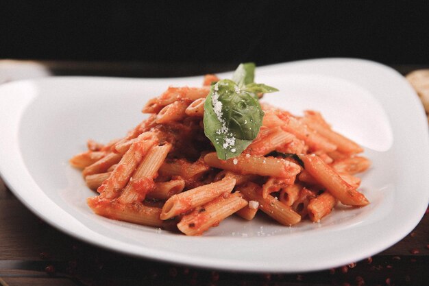 Savoureuses pâtes italiennes classiques appétissantes avec une délicieuse sauce.