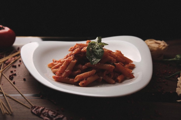 Savoureuses pâtes italiennes classiques appétissantes avec une délicieuse sauce.