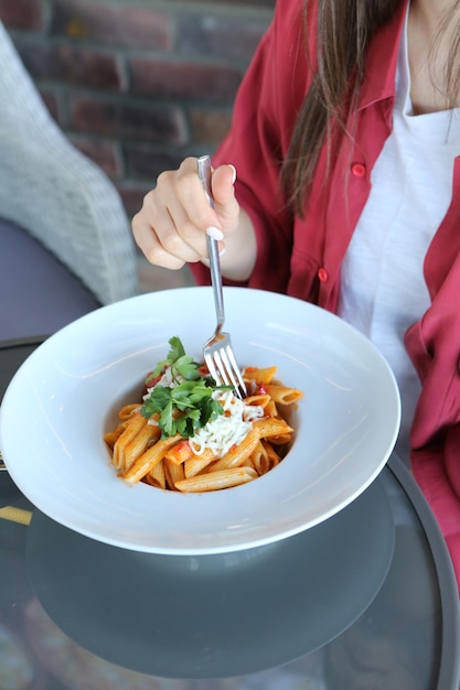 Savoureuses pâtes italiennes classiques appétissantes avec une délicieuse sauce.