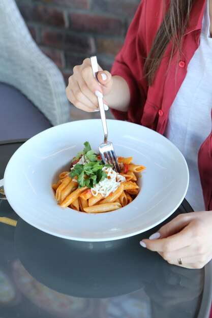 Savoureuses pâtes italiennes classiques appétissantes avec une délicieuse sauce.