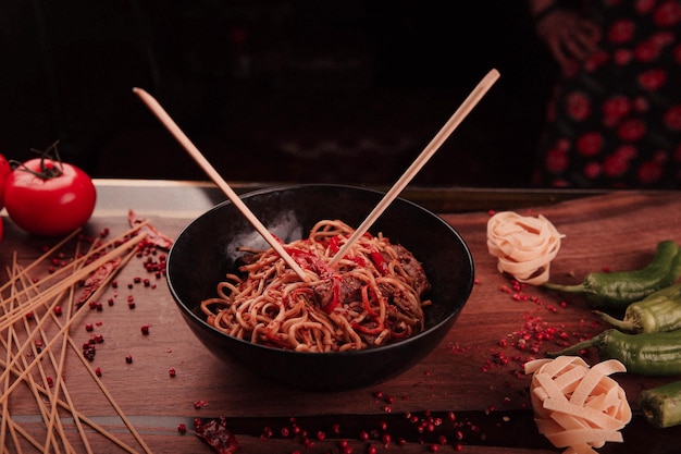 Savoureuses pâtes italiennes classiques appétissantes avec une délicieuse sauce.