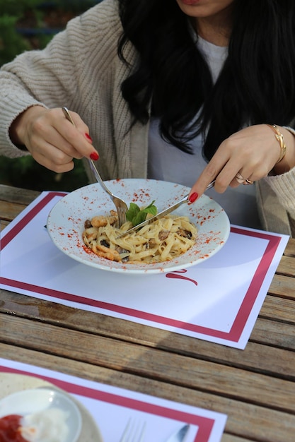 Savoureuses pâtes italiennes classiques appétissantes avec une délicieuse sauce