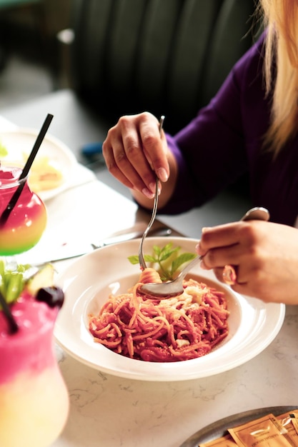 Savoureuses pâtes italiennes classiques appétissantes avec une délicieuse sauce.