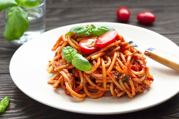 Savoureuses pâtes à la sauce tomate épicée, tomates cerises et basilic