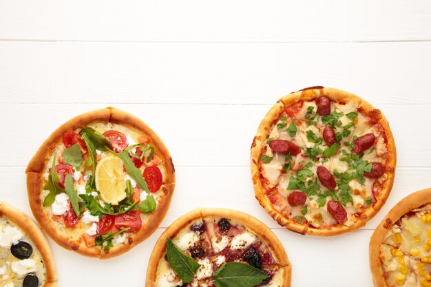 Savoureuses pizzas italiennes sur une table en bois