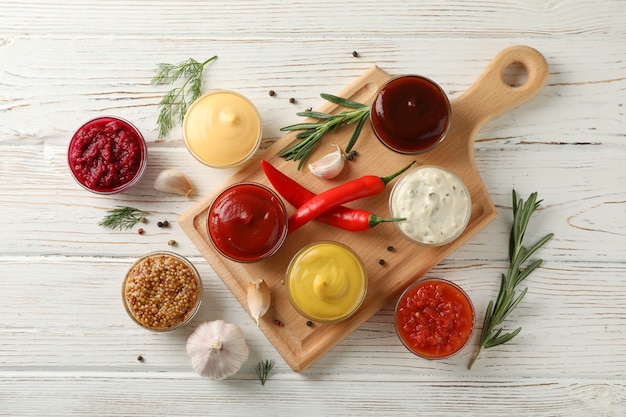 Savoureuses Sauces Dans Des Bols, Des épices Et Des Planches Sur Fond De Bois, Vue De Dessus