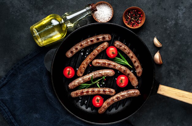 Savoureuses saucisses grillées aux épices et au romarin