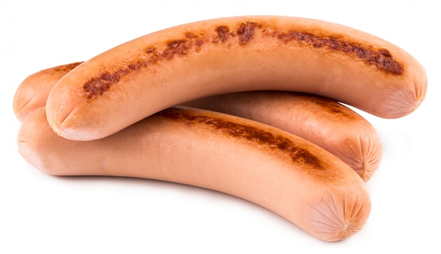 Savoureuses saucisses grillées isolés sur fond blanc