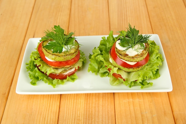 De savoureuses tranches de moelle rôtie et de tomates avec des feuilles de salade