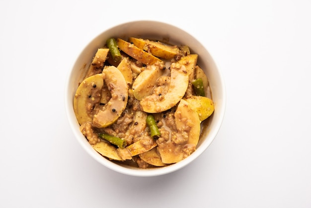 Le savoureux Amrud ka achar ou cornichon à la goyave également connu sous le nom de jamakaya pachadi est une recette indienne de saison, servie dans un bol