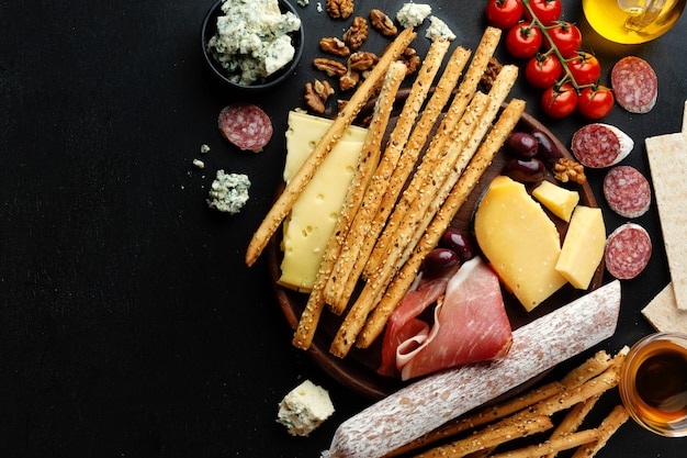 De savoureux apéritifs italiens classiques sur une surface sombre