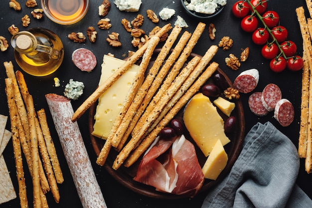 Savoureux apéritifs italiens classiques sur table sombre. Vue d'en-haut.