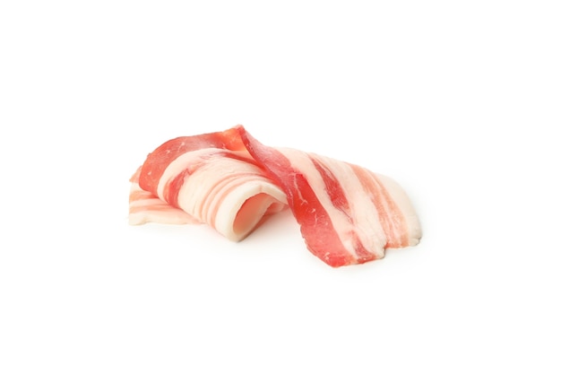 Savoureux bacon cru isolé sur une surface blanche