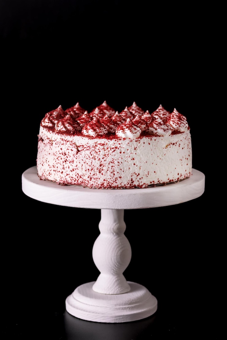 Photo savoureux et beau gâteau de velours rouge fait maison sur fond noir beau dessert vertical