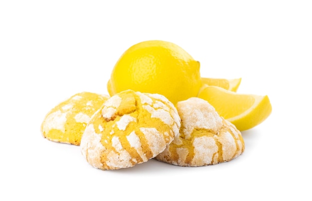 De savoureux biscuits au citron faits maison et des fruits frais sur fond blanc