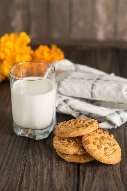 Savoureux biscuits aux cacahuètes et un verre de lait frais