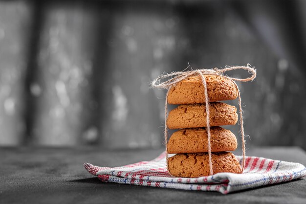 Savoureux biscuits à l&#39;avoine sur une serviette.