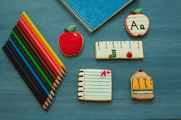 Savoureux biscuits en forme de matériel scolaire