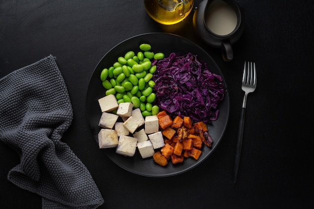 Savoureux bol végétalien appétissant avec du tofu sur assiette