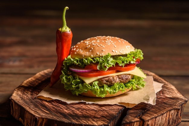 Savoureux burger maison grillé au bœuf