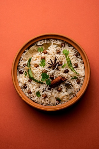 Savoureux Chana Pulao épicé ou Pulav ou pilaf cuit avec du riz basmati et des pois chiches pois chiches noirs ou blancs aux épices