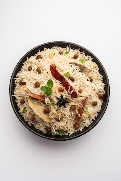 Savoureux Chana Pulao épicé ou Pulav ou pilaf cuit avec du riz basmati et des pois chiches pois chiches noirs ou blancs aux épices