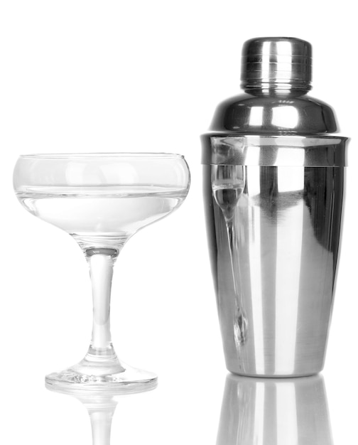 Un savoureux cocktail transparent isolé sur du blanc