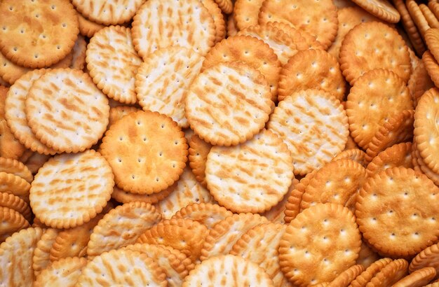 De savoureux craquelins se bouchent dans la boîte. Fond de cookies