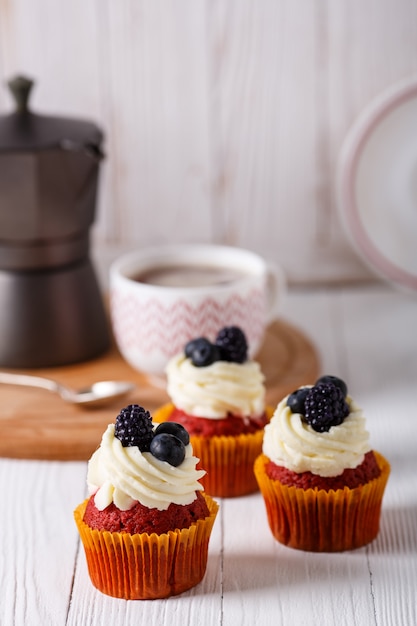 Savoureux cupcakes de velours rouge.