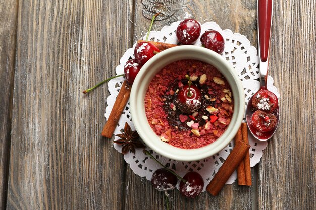 Savoureux dessert aux cerises sur table