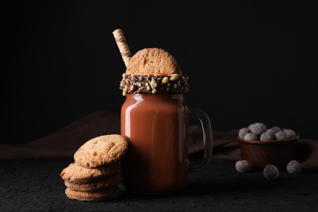 Savoureux dessert d'été frais délicieux milk-shake au chocolat