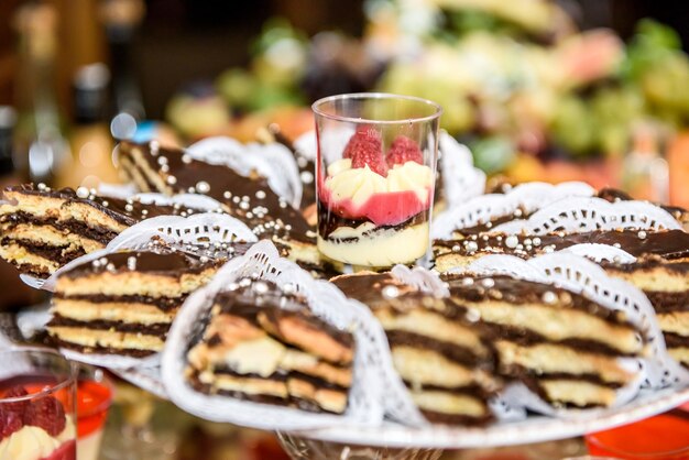 De savoureux desserts au chocolat se bouchent. Nourriture au restaurant, table de buffet