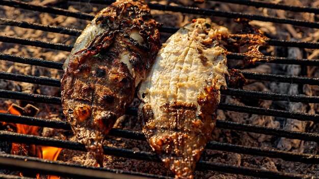 Savoureux détail de la sole grillée avec de la fumée